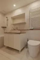 아이보리 톤의 따뜻한 펜트하우스 욕실